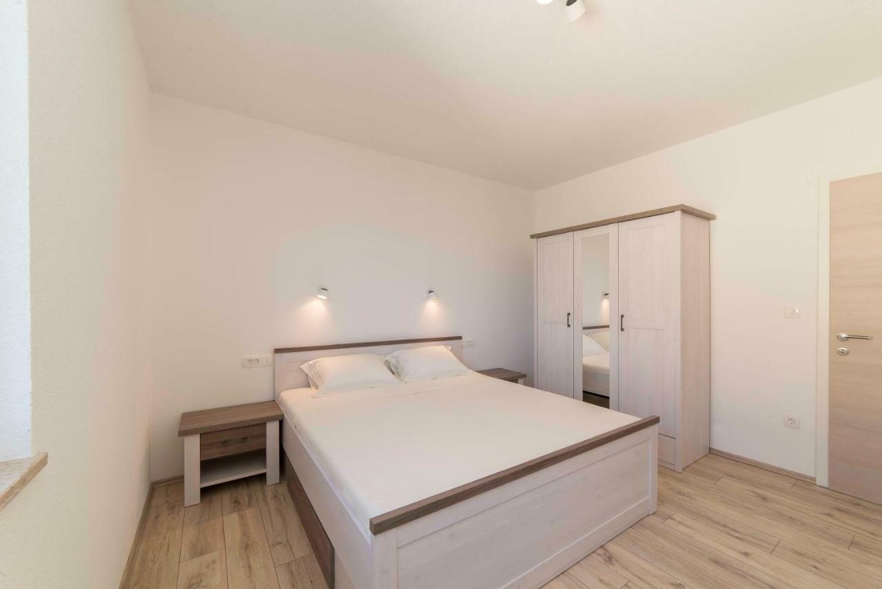 Sunset House Apartment Kampor Luaran gambar